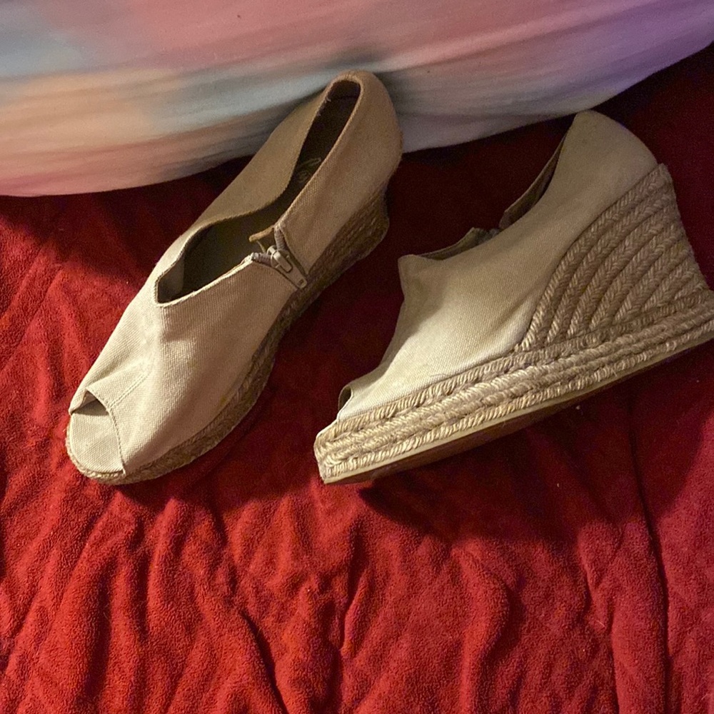Peep toe shoes size 9